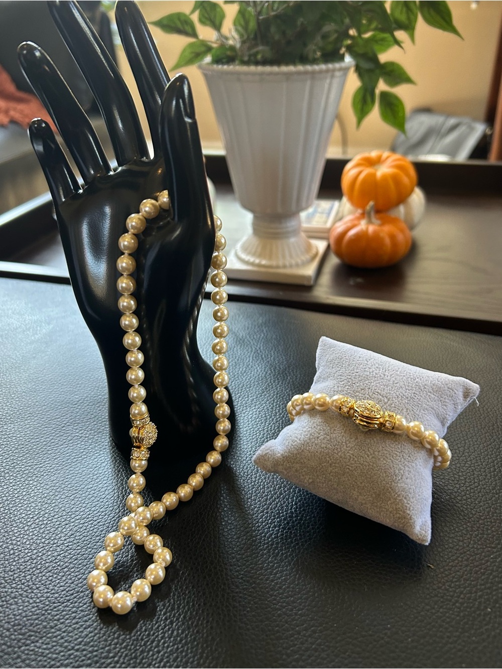 Vintage fauxPearl Necklace and Bracelet Set with Gold Accents - Cream/Gold